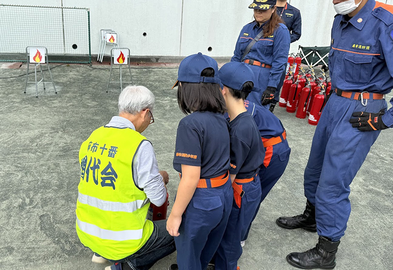 消防団の助っ人として参加した子どもたちの様子